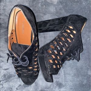 NWOT Torrid Peekaboo Retro Shoes